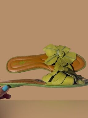 BORN CROWN OLIVE CHARTREUSE FLORAL APPLIQUE PETAL LEATHER SLIP-ON SANDALS S8